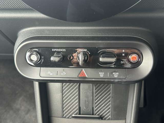 エンジンスタート/ストップのトグルスイッチやエアコンのボタンなどは、センターパネルに集約されています！