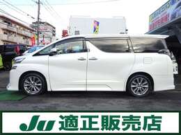 鮮やかなパールホワイトにアドミレーション製のエアロ付きでスタイルもバッチリ決まってます！！