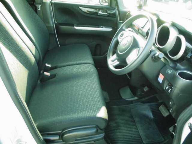 当店では女性にも優しいく安心して車選びができる♪お店作りを目指しております(^^♪車に関する事は何でもご相談下さい(^^♪明るい商談ルーム！でお迎えします♪