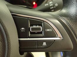 先行車との車間距離を保ちながら加速・減速してくれる「アダプティブクルーズコントロール」を装備しています。ロングドライブに最適ですね！