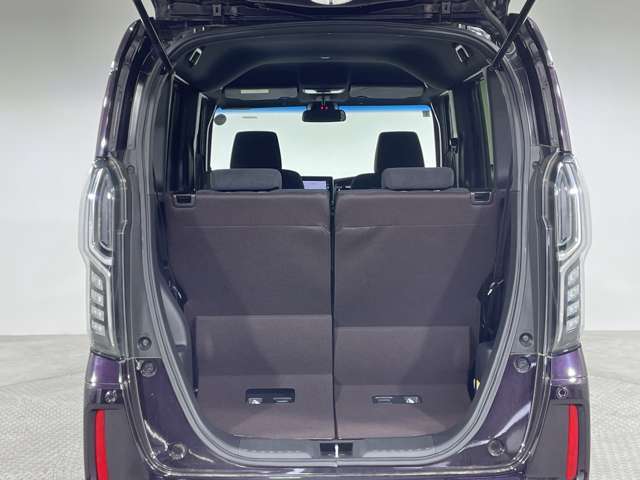 【トランク】積み込みやすくて、たっぷり積める荷室です。シートアレンジできるものは、乗車人数と荷物の量や大きさによってシートを動かすことができるので、より快適なドライブが可能です！