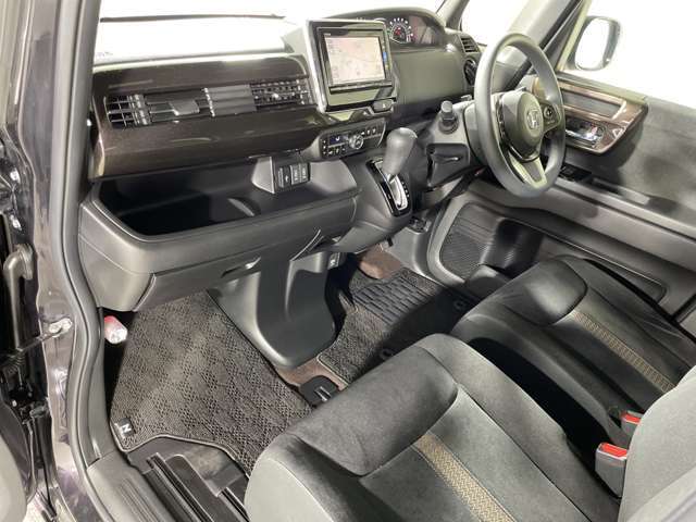 【フロアマット】車内を綺麗に保つのには必須のアイテムです。当店ではフカフカな新品マットも絶賛取り扱い中！ぜひご相談くださいませ。