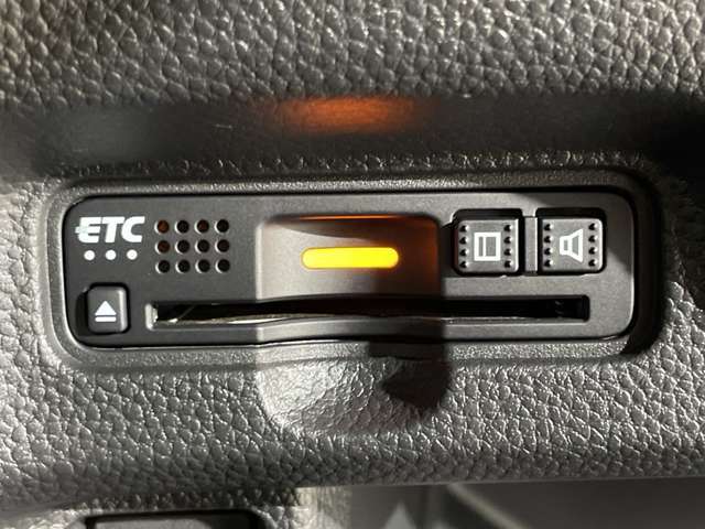【ETC】有料道路を利用する際に料金所で停止することなく通過できる、ETC車載器（ノンストップ自動料金収受システム機器）が装備されています。セットアップを行うことで利用可能になります。