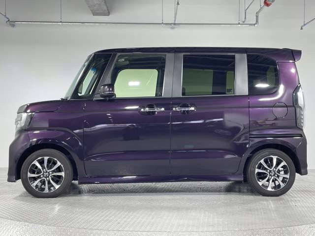 【左】当社基準による調査の結果、修復歴車と判断された車両は一部店舗を除き、販売を行なっておりません。万一、納車時に修復歴があった場合にはご契約の解除等に応じます。