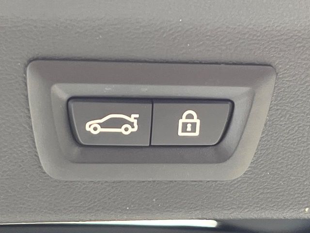 ●電動リアゲート：ワンタッチでリアゲートの開閉ができ、荷物などで両手が塞がっている状態でも簡単に開閉ができる便利機能です。