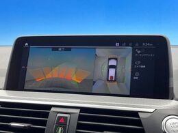 ●パノラミックビューモニター：専用のカメラにより、上から見下ろしたような視点で360度クルマの周囲を確認することができます☆死角部分も確認しやすく、狭い場所での切り返しや駐車もスムーズに行えます。