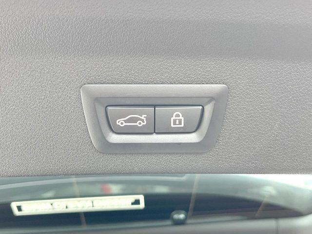 ●電動リアゲート：ワンタッチでリアゲートの開閉ができ、荷物などで両手が塞がっている状態でも簡単に開閉ができる便利機能です。