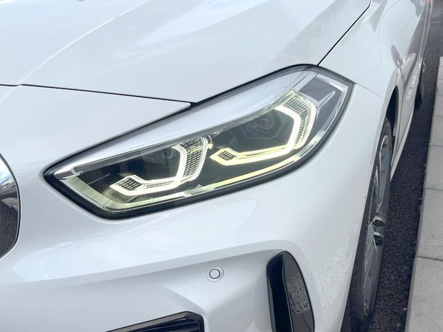 ●LEDヘッドライト：夜間走行時も良好な視界を確保し安心して運転できる高輝度LEDヘッドライトを装備！点灯速度が早く、消費電力も抑えられています。