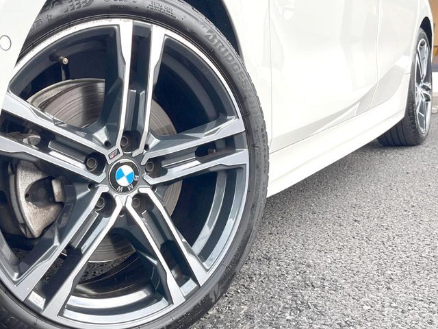●純正18インチアルミホイール：輸入車ならではの卓越した走りを支えるホイールと足回りです！日本車の走りに慣れている方にもぜひ体感して頂きたいほど、高いレベルでまとまっています！
