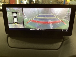 狭い場所での駐車やすれ違いなどでより的確な運転操作に役立つ360°ビューモニターが装備されています。