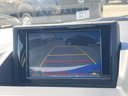 【バックカメラ】駐車時に後方がリアルタイム映像で確認できます。大型商業施設や立体駐車場での駐車時や、夜間のバック時に大活躍！運転スキルに関わらず、今や必須となった装備のひとつです！