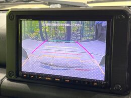【バックカメラ】駐車時に後方がリアルタイム映像で確認できます。大型商業施設や立体駐車場での駐車時や、夜間のバック時に大活躍！運転スキルに関わらず、今や必須となった装備のひとつです！
