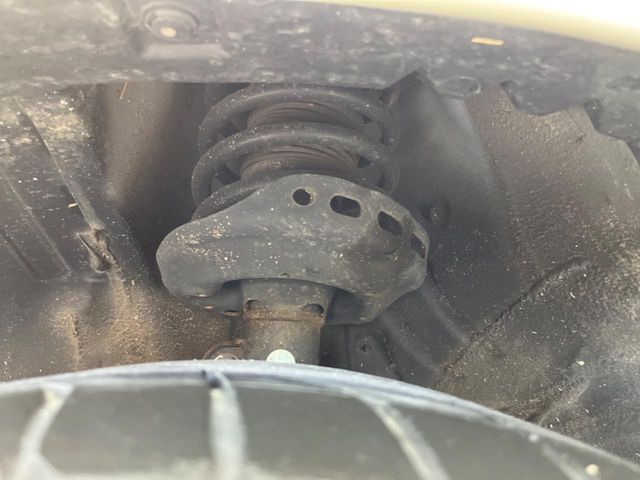 お車を安心してお乗りいただく為には、足回りの定期点検が欠かせません。サービスサポート（有償保証）では無料点検もご提供しており、安心のカーライフをお過ごしいただけるサポート体制が整っています。