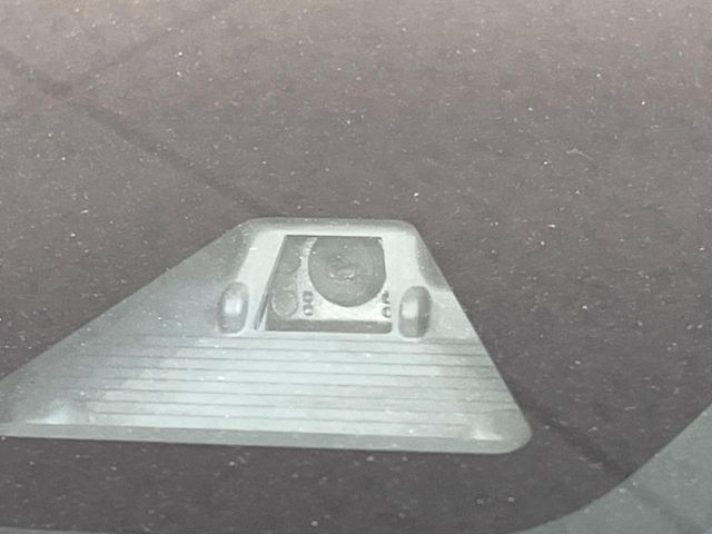 【ホンダセンシング】走行中に前方の車両等を認識し、衝突しそうな時は警報とブレーキで衝突回避と被害軽減をアシスト。より安全にドライブをお楽しみいただけます。