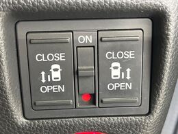 【両側パワースライドドア】スマートキーや運転席のスイッチで後席両側スライドドアの開閉が可能♪電動だから力を入れてドアを開ける必要が無く、小さなお子様でも簡単に開け閉めでき快適です♪