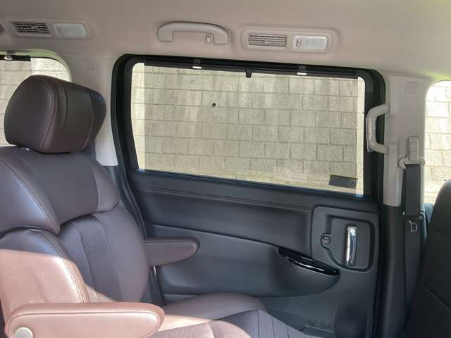 セカンドシート側にロールサンシェードを装備。車内を快適に過ごせます！
