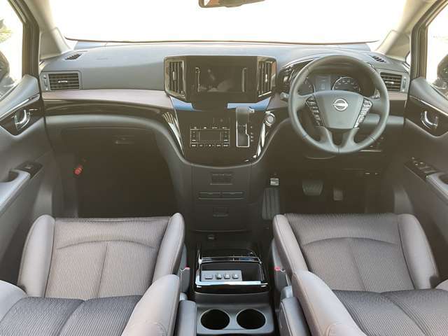 内装は高級感のあるブラックです！視界も広く運転が苦手な方も安心して運転することが出来ます。