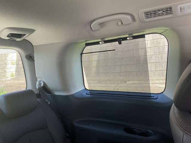 サードシート側にもロールサンシェードを装備。車内を快適に過ごせます！