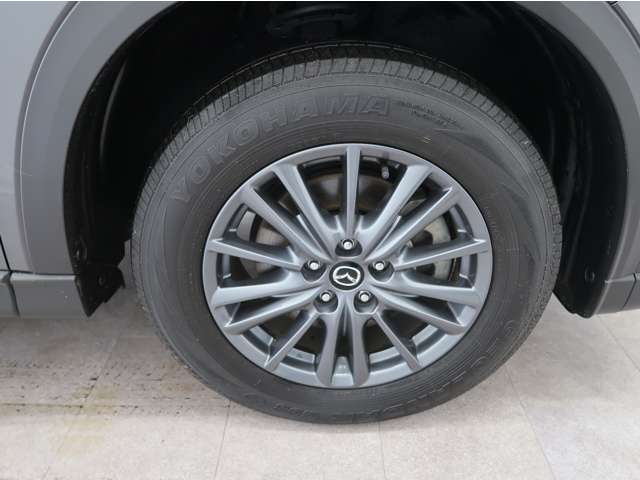 純正アルミホイール/タイヤサイズ225/65R17インチです。