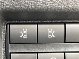 【ハンズフリー機能付き両側パワースライドドア】スライドドアの下に足先を入れてすぐ引くと、自動的にスライドドアが開閉します！荷物で両手がふさがった状態でも、ドアの開閉ができてとっても便利！