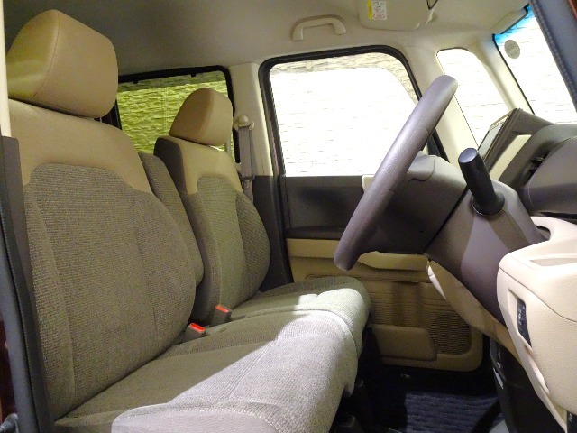 アームレスト＆運転席高さ調節機能付きです☆