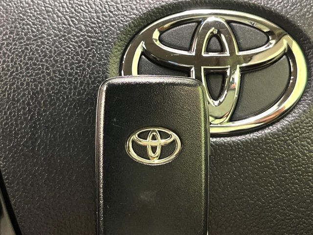 【スマートキー】カバンやポケットに入れたままでもドアの施錠・解錠が可能なスマートキーを装備。エンジンのオン・オフ時もカギを取り出す必要が無いからとっても便利です♪