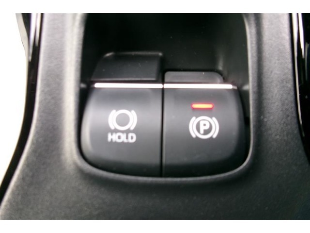 「P」ポジションに入れると自動で作動。「HOLD」スイッチを押し、システムONの状態にしておくことで、渋滞や信号待ちなどでブレーキを踏んで停車したときにブレーキを保持。アクセルを踏むと解除。