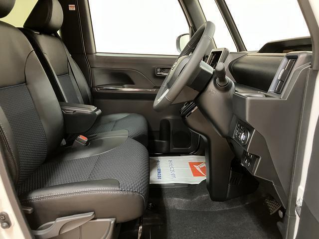 広々として運転のしやすい運転席☆　足元も広々としていますよ♪