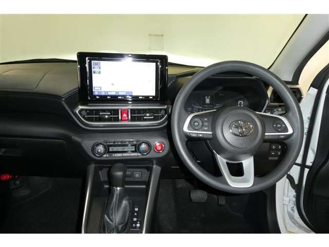 運転席周りのレイアウトをご覧ください。ナビゲーションが綺麗に装着されスッキリ収まってますね！