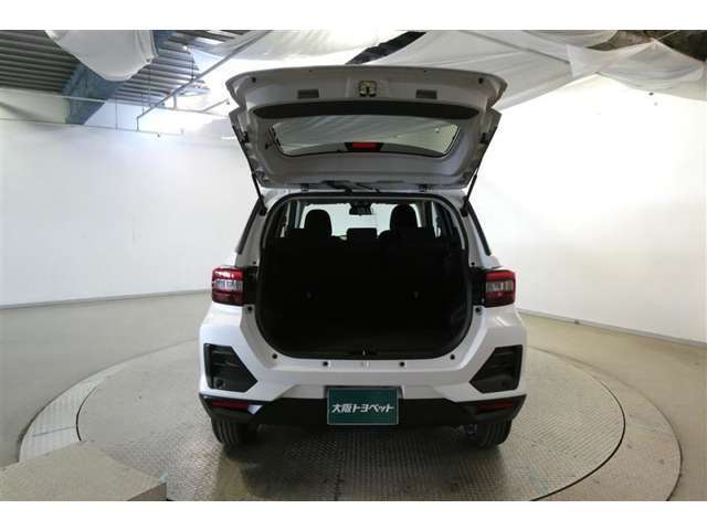 バックドアを上げた状態です。シートを倒せば荷室のスペースが広くなります！用途に合わせて快適な室内を！