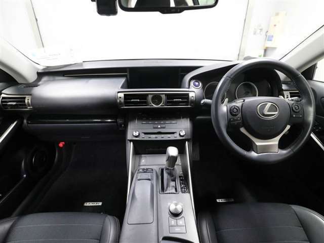 上質で落ち着いた印象のインパネ。視界も広々で運転しやすいです。