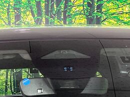 【ホンダセンシング】走行中に前方の車両等を認識し、衝突しそうな時は警報とブレーキで衝突回避と被害軽減をアシスト。より安全にドライブをお楽しみいただけます。