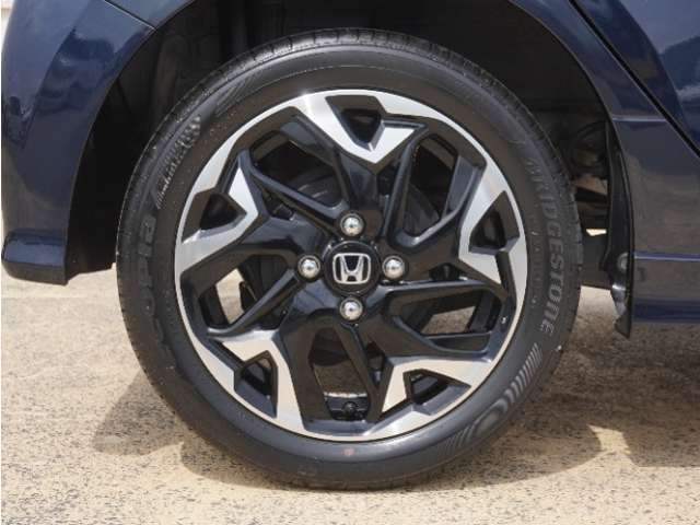 アルミホイール装着車です！これで足元まわりもおしゃれにきまります！