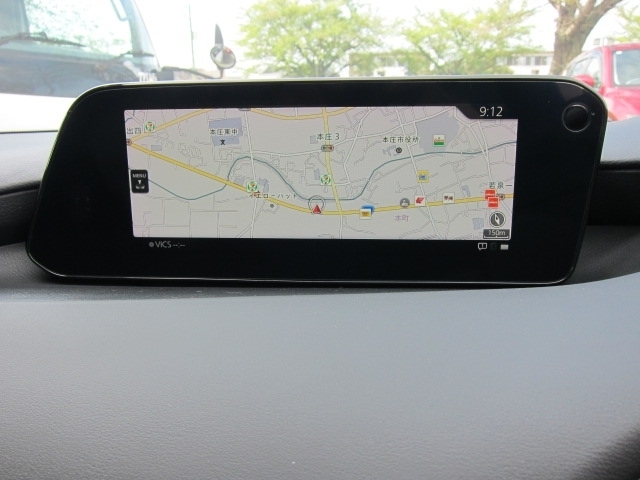 マツダコネクトナビです。手元を見ずに操作できるコントローラーやハンズフリーにより運転に集中して走りをお楽しみ頂けます。Bluetooth/AUXにも対応しています。