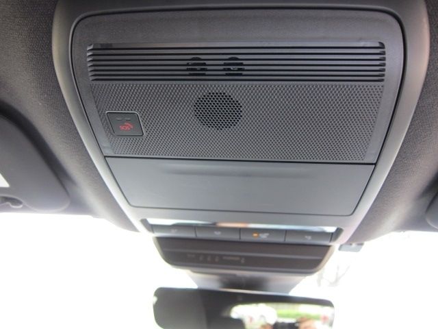 天井には気になる汚れやシミなどもなくきれいです！気持ち良く運転できますね！
