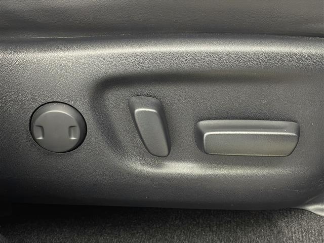 【運転席】座り心地が良いシートなので長時間の運転でも快適にお過ごしいただけます。新品のフロアマットのご注文も可能です。掲載箇所以外にご希望の写真がございましたらお気軽にお問い合わせ下さい。