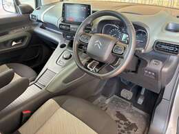 ■当店では全車展示前に車内クリーニングを実施しています。フロアマットからパネル類まで綺麗に清掃して御座いますので、ご安心下さい。