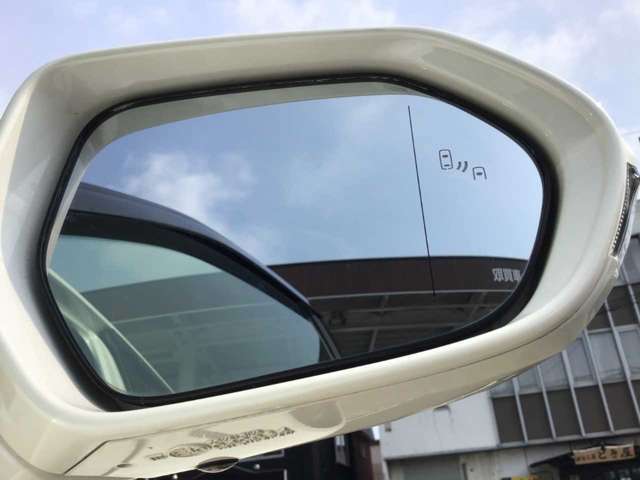 【ブラインドスポットモニター】隣の車線を走る車をレーダーで検知し注意を喚起します