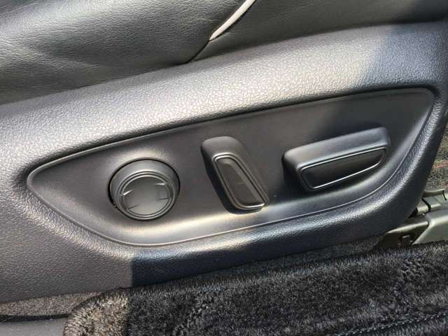 パワーシートスイッチでシートポジションを調整できます