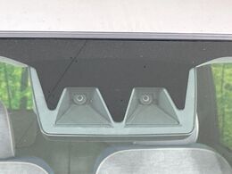 【スマートアシスト】走行中に前方の車両等を認識し、衝突しそうな時は警報とブレーキで衝突回避と被害軽減をアシスト。より安全にドライブをお楽しみいただけます。