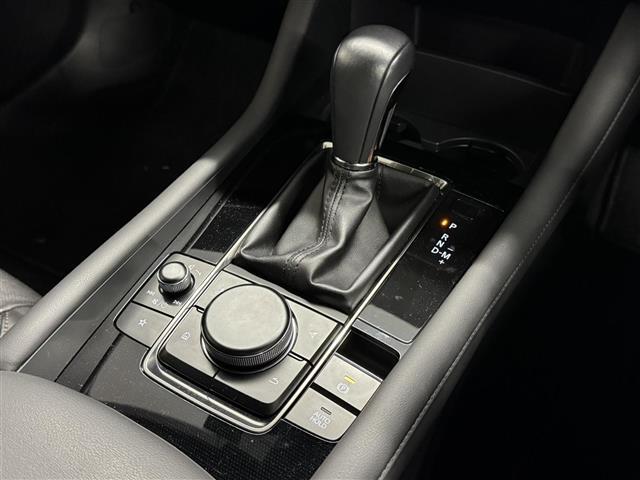 【フロアシフト】直感的な操作性や手に取りやすいレバー位置が特徴です。M/Tモードはスポーティな加速からエンジンブレーキにまで幅広く使えます。