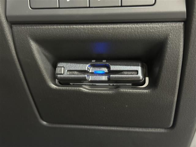 【ビルトインETC】車載器がビルトインで装備されています。有料道路の乗り降り時に停車することなくスマートに乗り入れが可能になったり、割引を受けることができる嬉しい装備です。