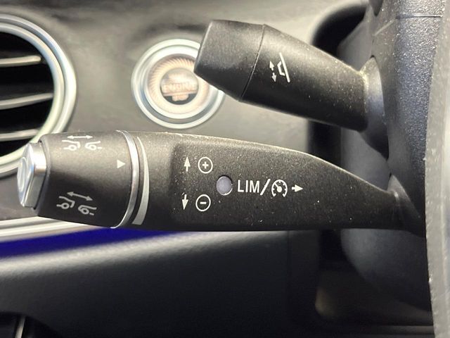 ●レーダークルーズコントロール：前の車との車間距離を一定にとりつつ、一定速度で自動走行してくれる次世代のクルーズコントロール！主に高速道路や自動車専用道路で使用する便利な機能です！
