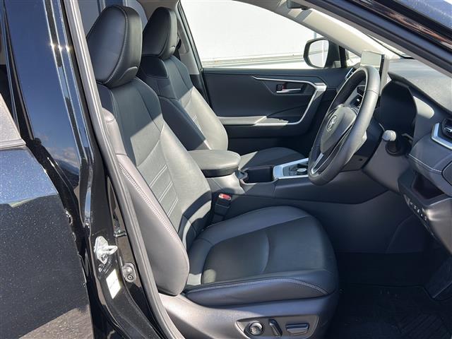 運転席の画像です。店舗にて現車の確認もいただけますので、お電話で在庫のご確認の上是非ご来店くださいませ！！！