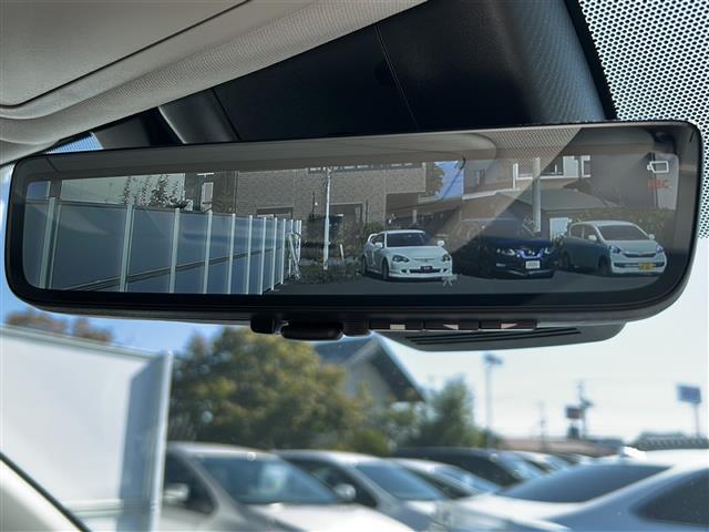 バックミラーの画像です。店舗にて現車の確認もいただけますので、お電話で在庫のご確認の上是非ご来店くださいませ！！！ワクワクするクルマ選びをご提案します！
