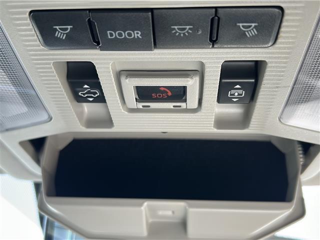 後部座席操作部の画像です。店舗にて現車の確認もいただけますので、お電話で在庫のご確認の上是非ご来店くださいませ！！！ワクワクするクルマ選びをご提案します！