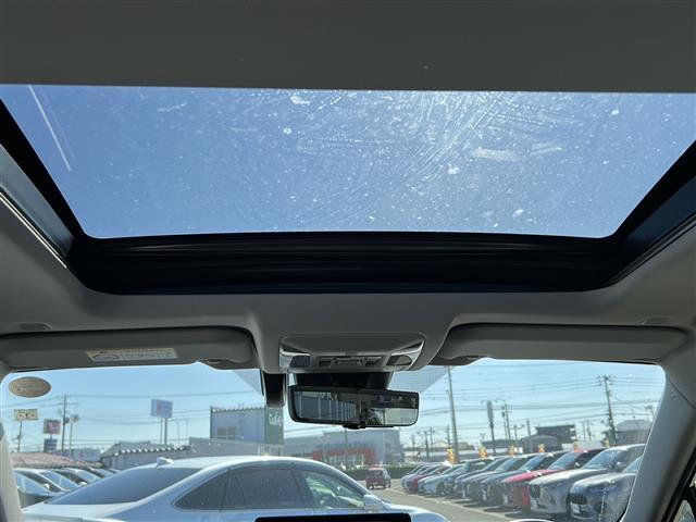 天井の画像です。店舗にて現車の確認もいただけますので、お電話で在庫のご確認の上是非ご来店くださいませ！！！ワクワクするクルマ選びをご提案します！