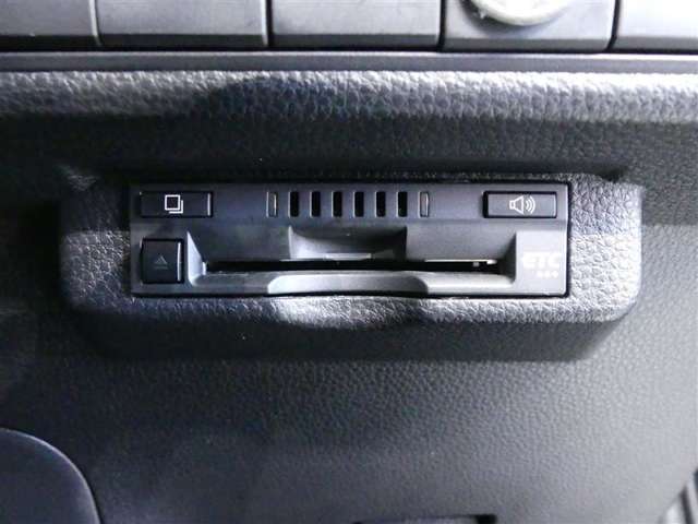 ナビ連動タイプのETC車載機です。ナビゲーションと連動してくれますのでカード未挿入を知らせてくれるなど便利な機能が追加されています。
