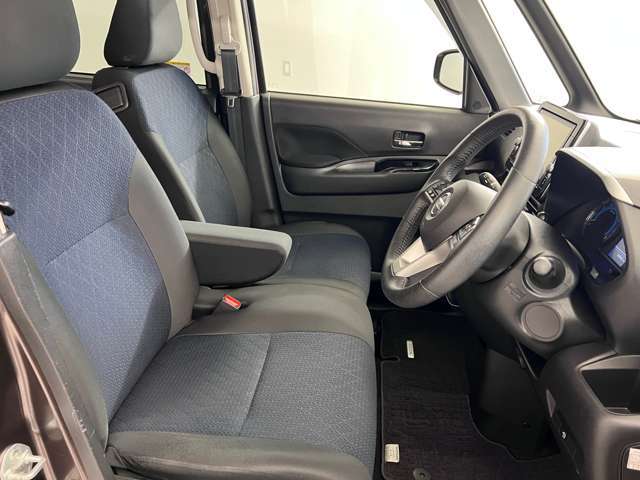 運転席も広くゆとりのある室内です