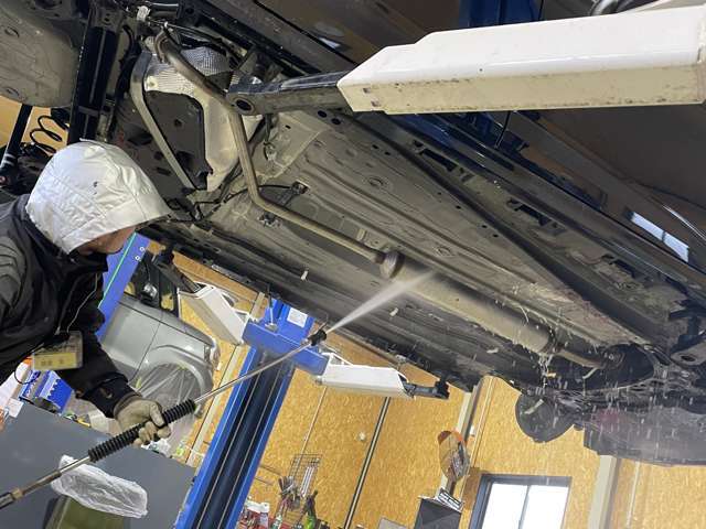 お客様の愛車を守るために、下廻り防錆処理をおススメします。車両購入時にお得に施工できますので是非！！当店イチオシのオプションです。まずは汚れをキレイに落とします。